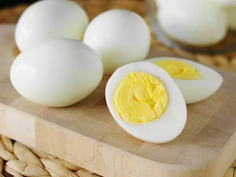 Яйца варим вкрутую и нарезаем пластинками.
